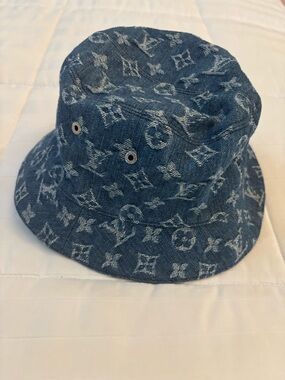 Louis Vuitton Monogram Essential Bucket
Hat
Size Small
58 Bleu